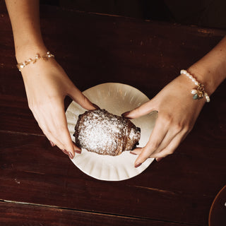 BRUSHED DISC WITH PEARL BRACELET